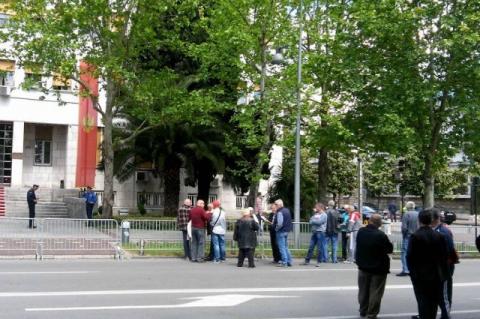 Penzioneri KAP-a danas pred zgradom Vlade