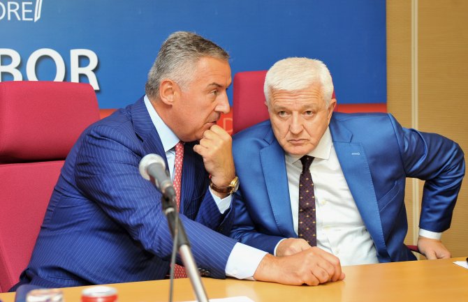 Premijer Marković protiv premijera Đukanovića: Optužio Mila da je ugrozio ekonomiju Crne Gore!
