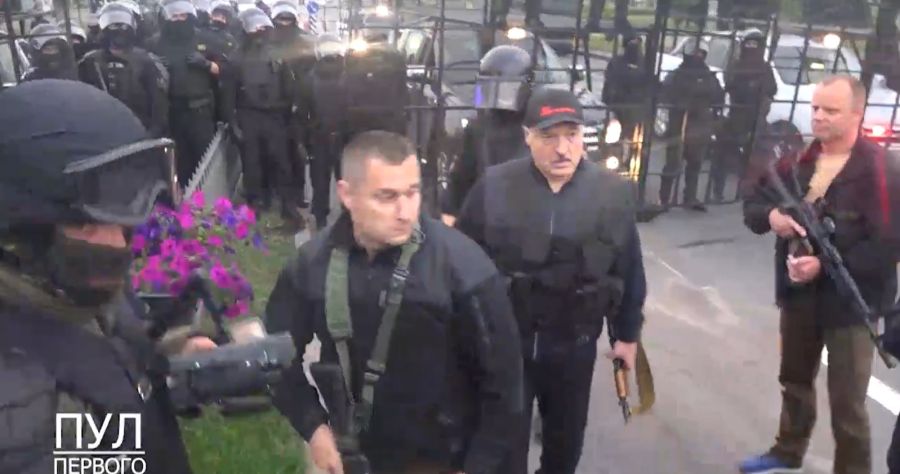 Lukašenko u rezidenciju ušao sa pancirom i puškom