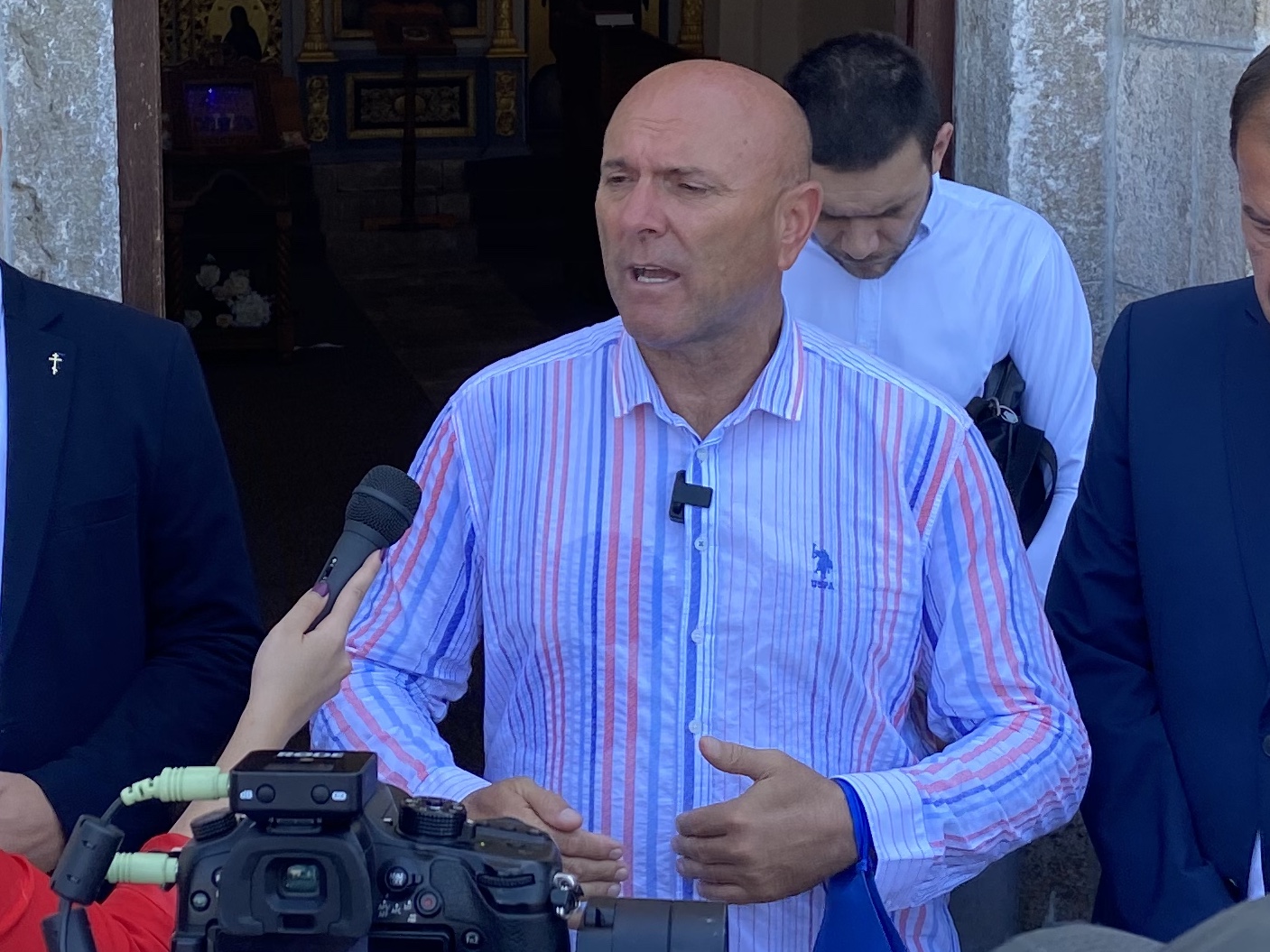 Carević: Osveštavanjem zgrade izvršili smo “dezinfekciju, dezinsekciju i demonizaciju Opštine”!