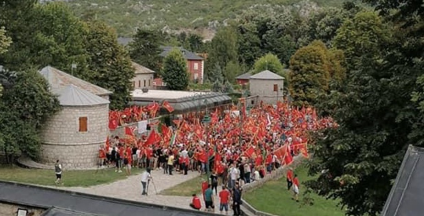 Održan skup “patriota” na Cetinju, prisutan i Brano Mićunović: “Okupljeni vrijeđali sveštenike Mitropolije (FOTO i VIDEO)