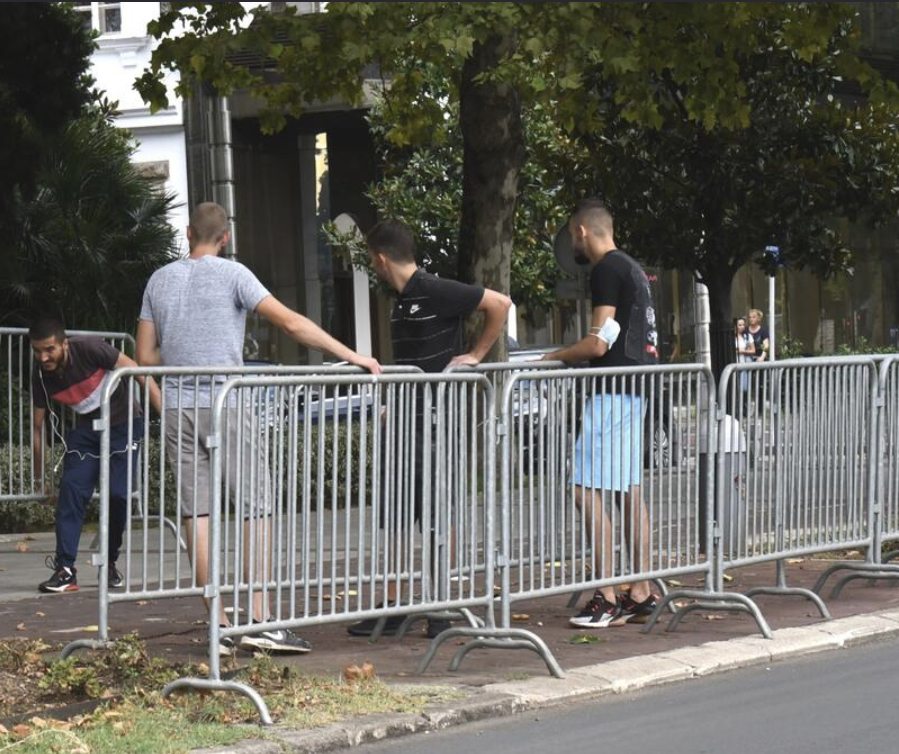 Posle 9 mjeseci uklonjena zaštitna ograda ispred Skupštine