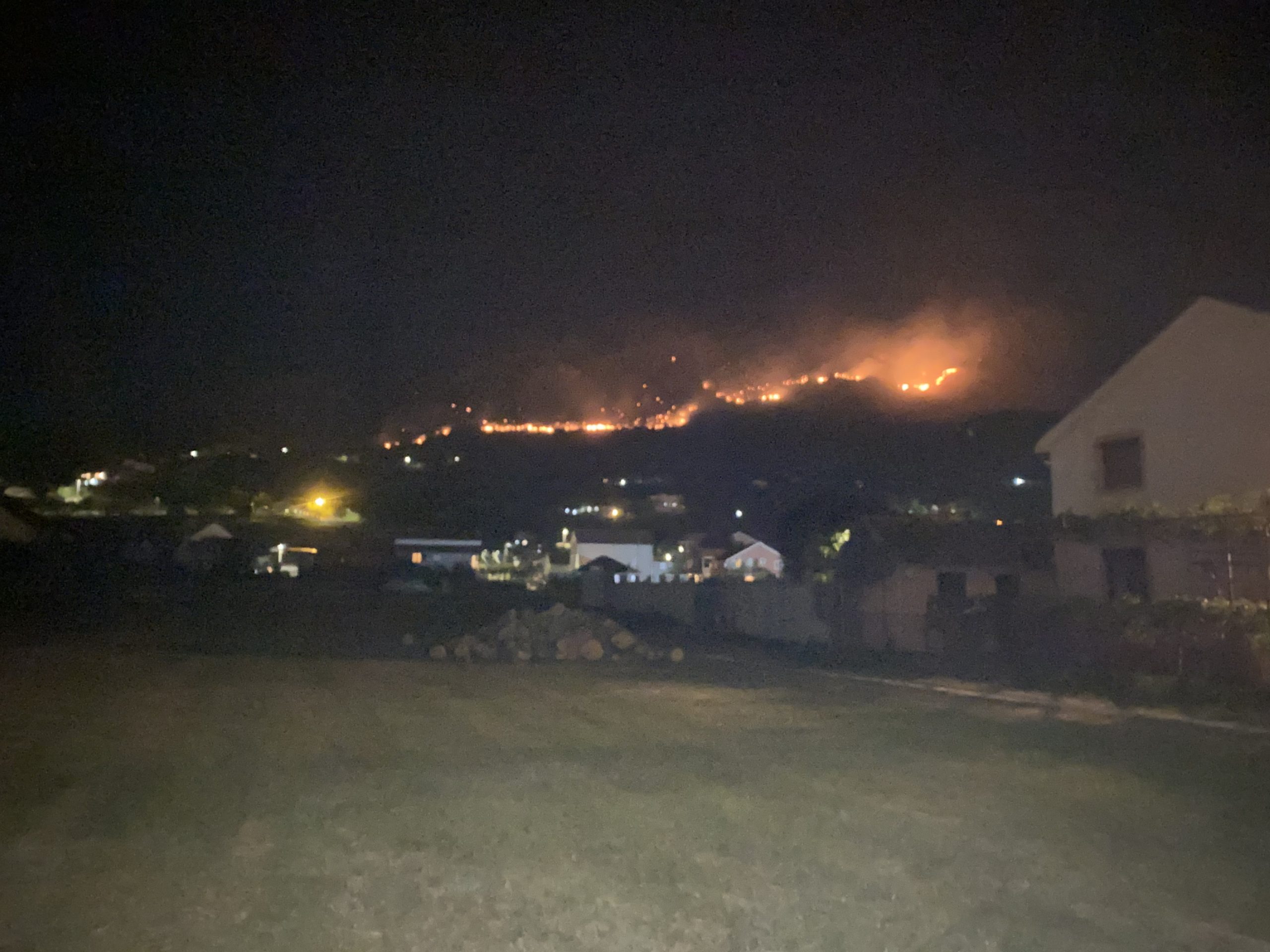 Alarmantno stanje u Doljanima i Zlatici: Požar se širi, vjetar pojačava, a nadležnih nema!
