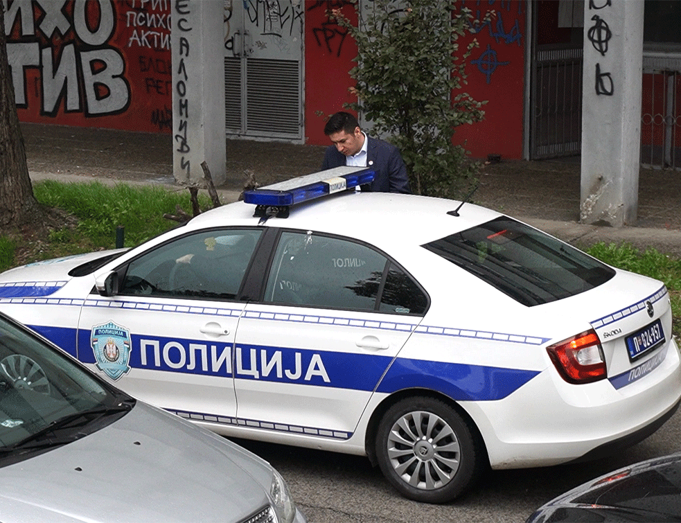 Neprijatna poruka: Vladislavu Dajkoviću na Novom Beogradu oštetili auto sa uklesanom porukom MNE na haubi