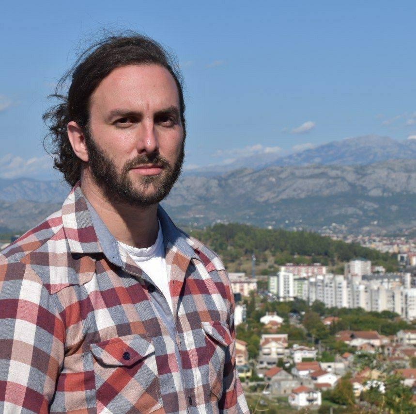 “Daj, veli, Bošnjačkoj stranci tri, četiri resora i Sulju Mustafiću pet, šest službenih auta i dvije jahte, samo da se ova vlada formira”