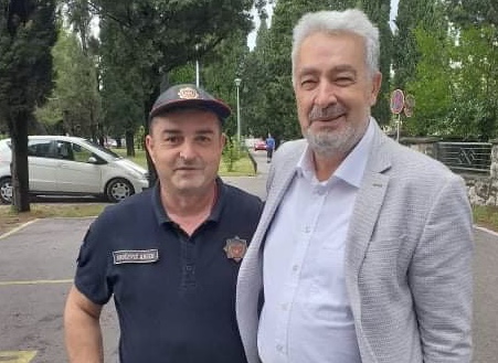 Ludilo se nastavlja: Policajac pozvan na razgovor u stanicu jer se fotografisao sa Zdravkom Krivokapićem na javnom mjestu! (FOTO)