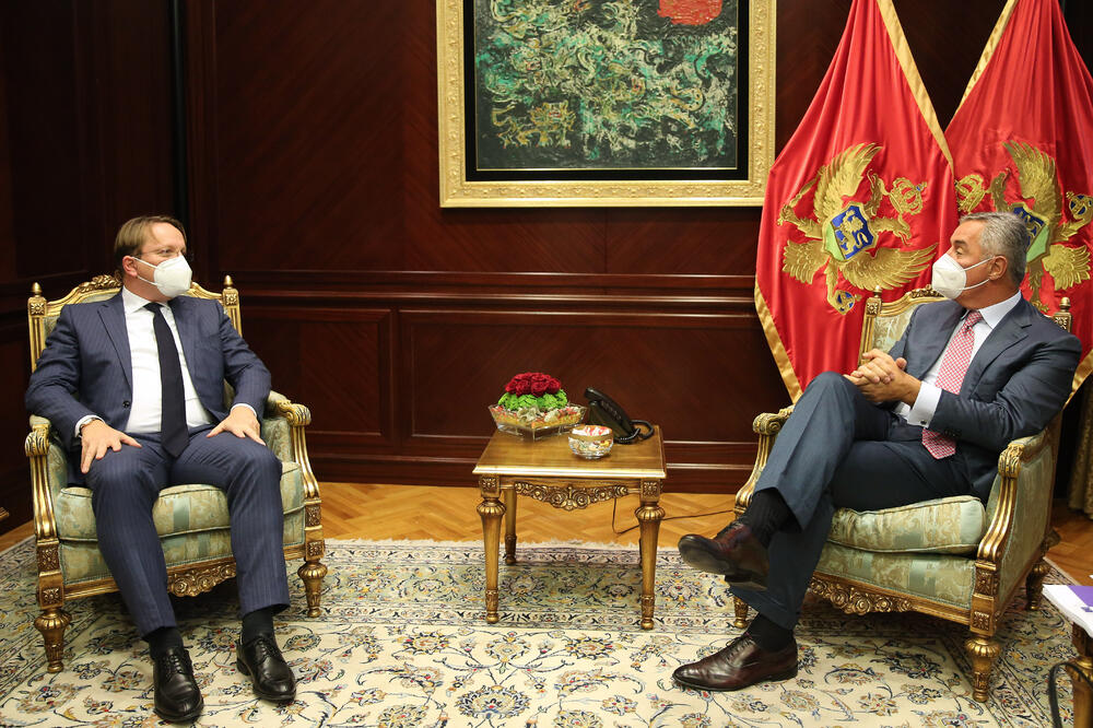 Đukanović se sastao sa Varheljijem