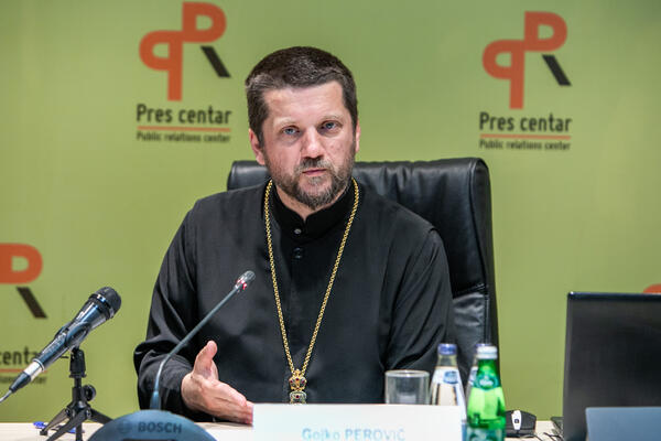 Otac Gojko Perović: Anti-novinarima treba poseban ljekarski nadzor – jer oni šire zarazu, i ne znaju za higijenu!