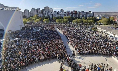 Hiljade građana dočekalo posmrtne ostatke Mitropolita Amfilohija! (FOTO)