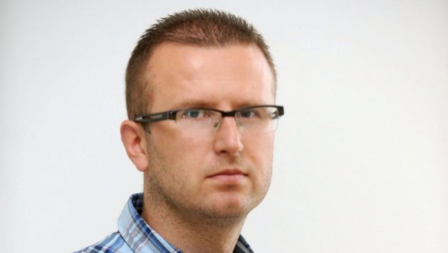 BLAĆENjE VUČELIĆA KOJI SE BORI ZA DAH: Vesin novajugend – lešinari na respiratoru ljudskosti!