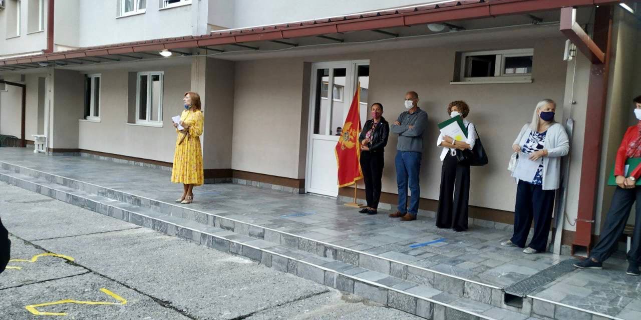 Čudne odluke: Đaci srednjih škola se žale da su prvog dana u učionici morali da slušaju himnu!
