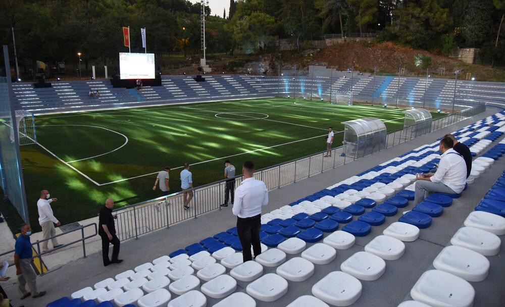 DPS prevara: Obećali djeci besplatno korišćenje stadiona malih sportova, pa stavili katanac!