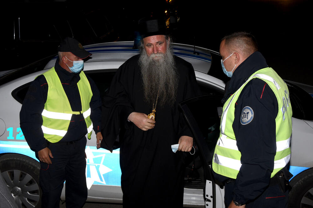 Policija zadržala Joanikija i sveštenike u ponižavajućim uslovima