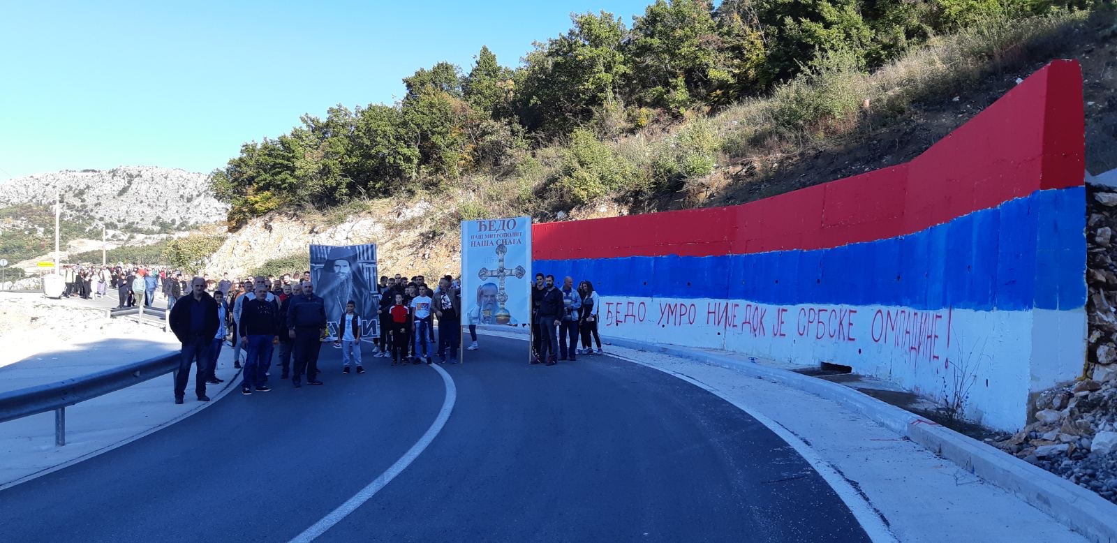 Kuči krenuli pješke sa Orljeva ka Hramu: Molitvenim hodom odaju počast Mitropolitu! (FOTO I VIDEO)