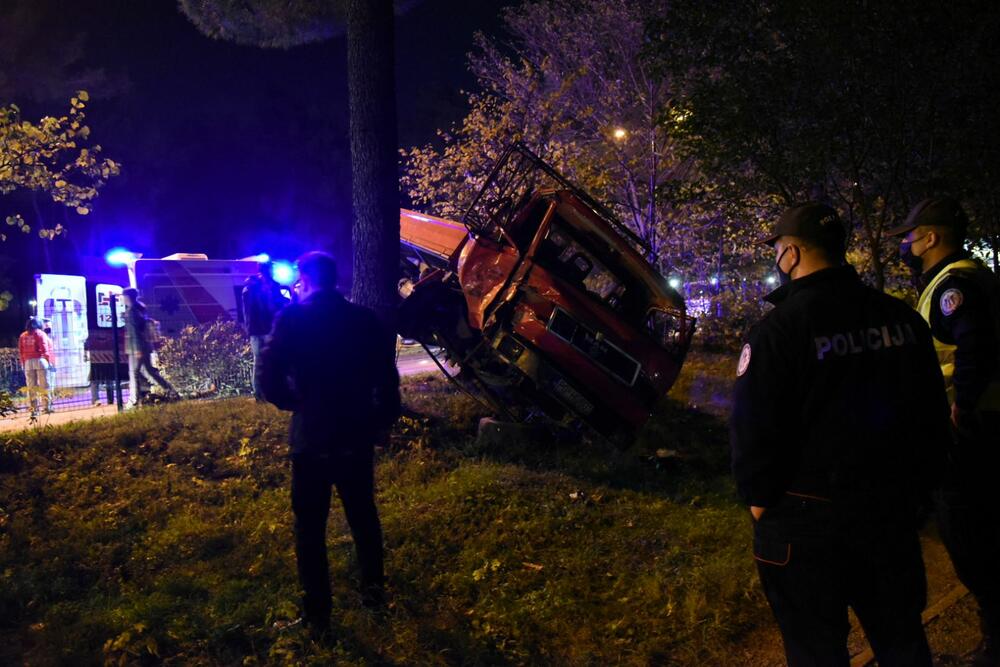 Udes u Podgorici: Kamionom probio ogradu, a potom udario u drvo