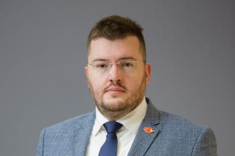 Koprivica (Demokrate): Suprug tužiteljke Stojanke Radović oprašta milione Branu Mićunoviću, sudija sudi “državni udar”, a istekla joj sudijska funkcija!