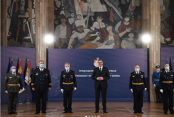 Vučić uručio ordenje oficirima i podoficirima Vojske Srbije