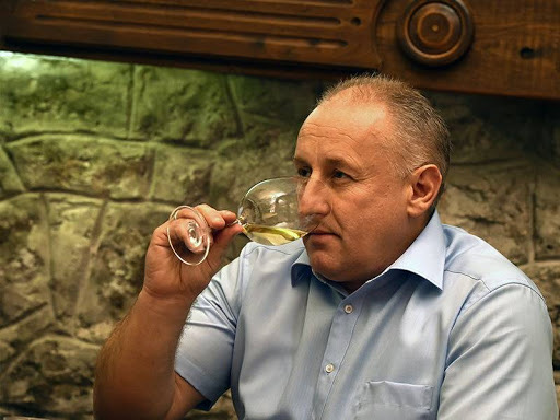 URA tvrdi: Veselin Đurišić iz Plantaža uz kršenje mjera NKT-a, napravio ceh u kafani preko 900 evra!