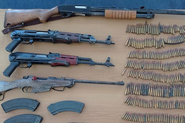 Uhapšen Cetinjanin: Policija oduzela automatske, lovačku pušku, više od 400 metaka…