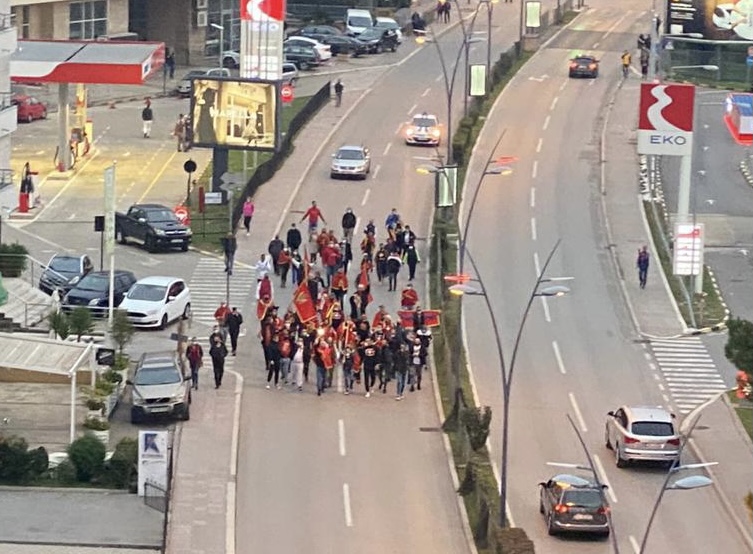 Komedija u Budvi: Desetak “komita” poručilo da će braniti Crnu Goru, samo ne znaju od koga!