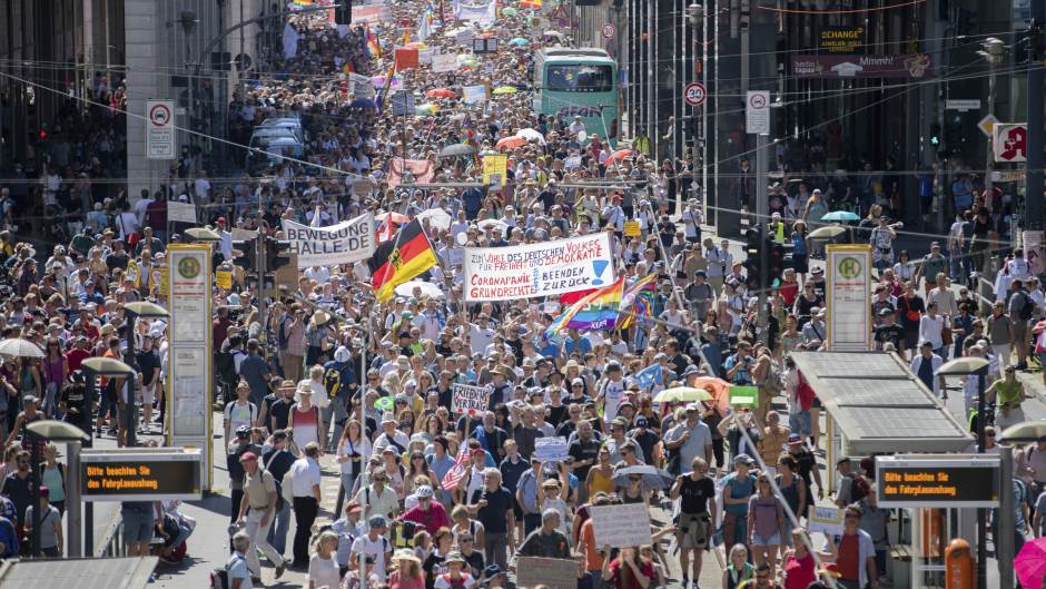 Masovni protest u Njemačkoj zbog restriktivnih korona mjera