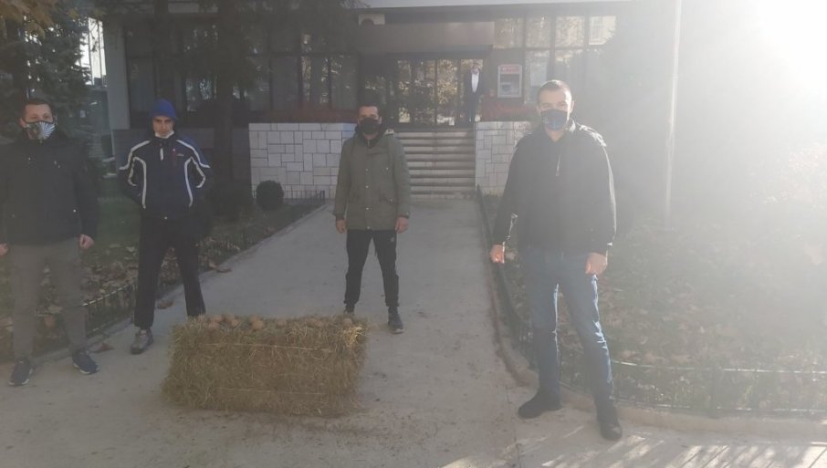 Vruć doček za gradonačelnika: Grupa mladića iz Nikšića dočekala Milutina Simovića sa balom sijena i krompirima!