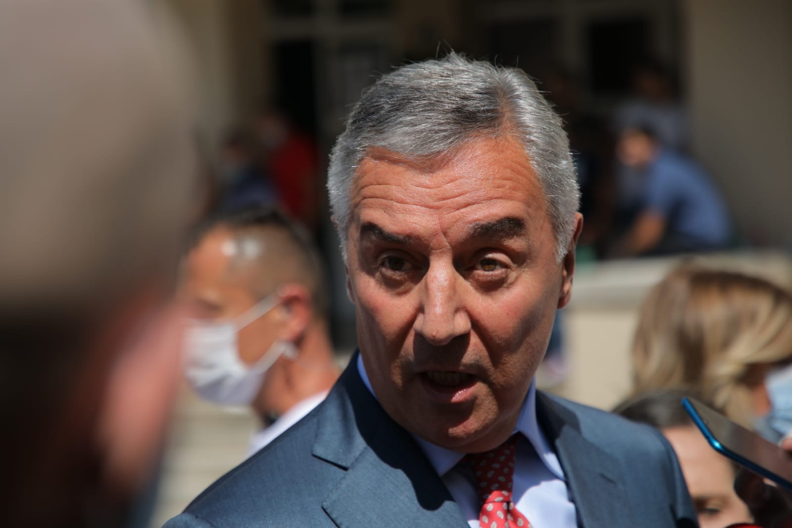 Skandal: Đukanović napao vladiku Joanikija i nazvao ga uličarem!