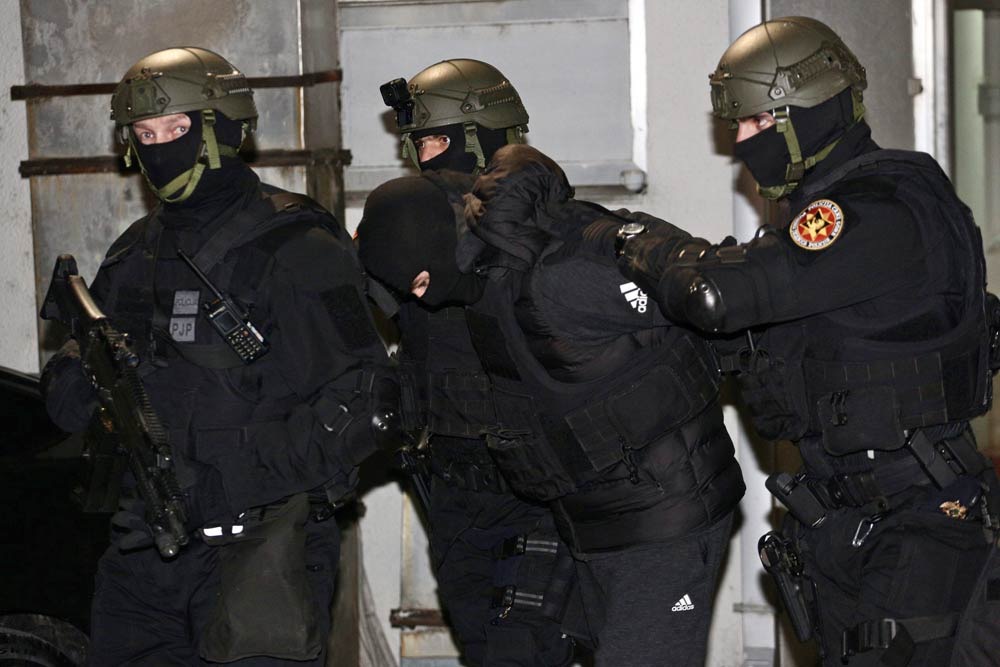 “Novosti” otkrivaju: “Kavčani” preko krtice u policiji za 300.000 skidaju međunarodne potjernice kriminalcima!