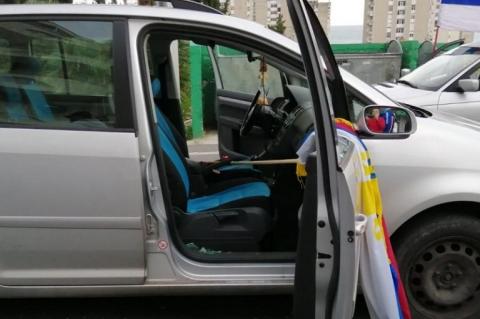 Incident u Igalu tokom auto litije, policajac pokušao da oduzme zastavu