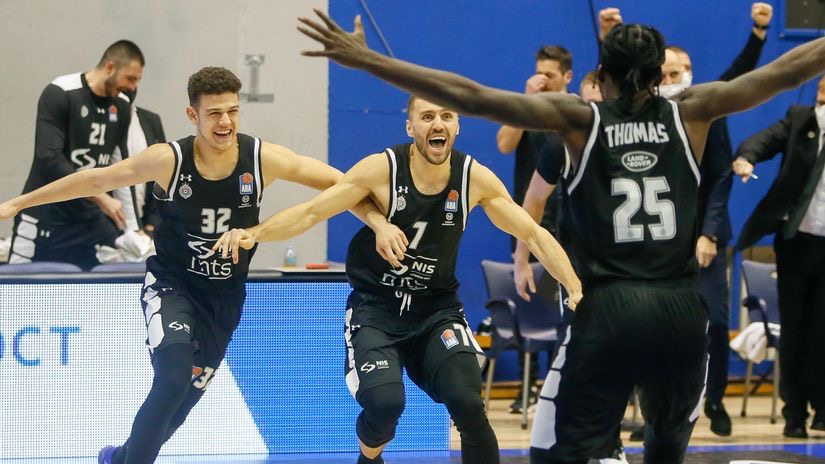 Tomas uz zvuk sirene, Partizan slomio Megu
