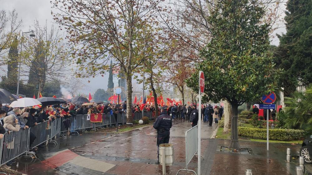 Skup “komita”, korona ludilo: Bivši premijer Duško Marković i DPS podržali kršenje zakona!