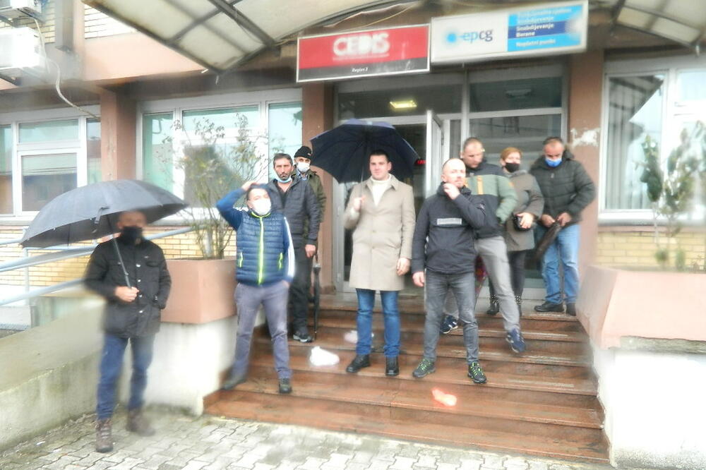 Grupa potrošača protestovala ispred zgrade CEDIS-a u Beranama