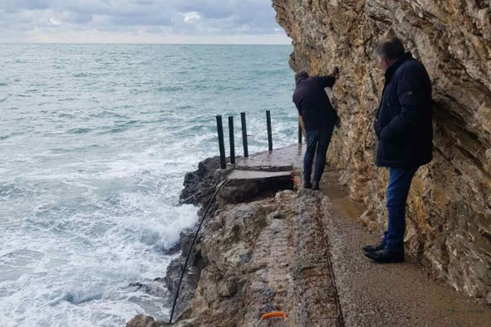 Veliki talasi odnijeli dio staze ka Mogrenu: Prolaz ka plaži nemoguć