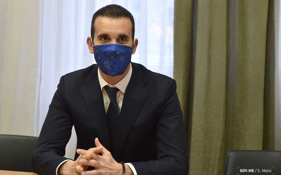 Zahvaljujući njima dobio funkciju: Ministar finansija Milojko Spajić lajkuje na Tviteru objave protiv lidera DF-a! (FOTO)