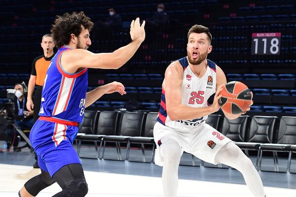 Top forma Baskonije: Duško Ivanović deklasirao Efes u Istanbulu