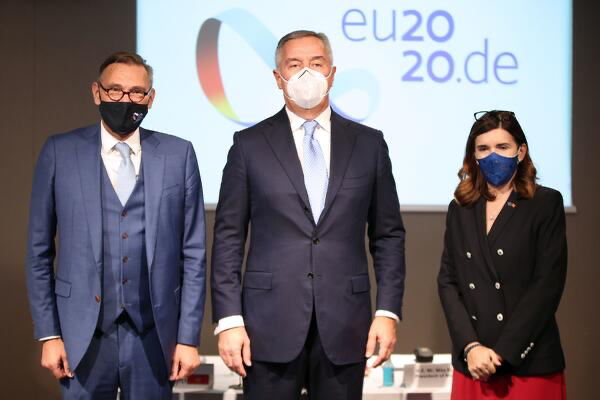 Đukanović zadovoljan što je Crna Gora dobila vladu