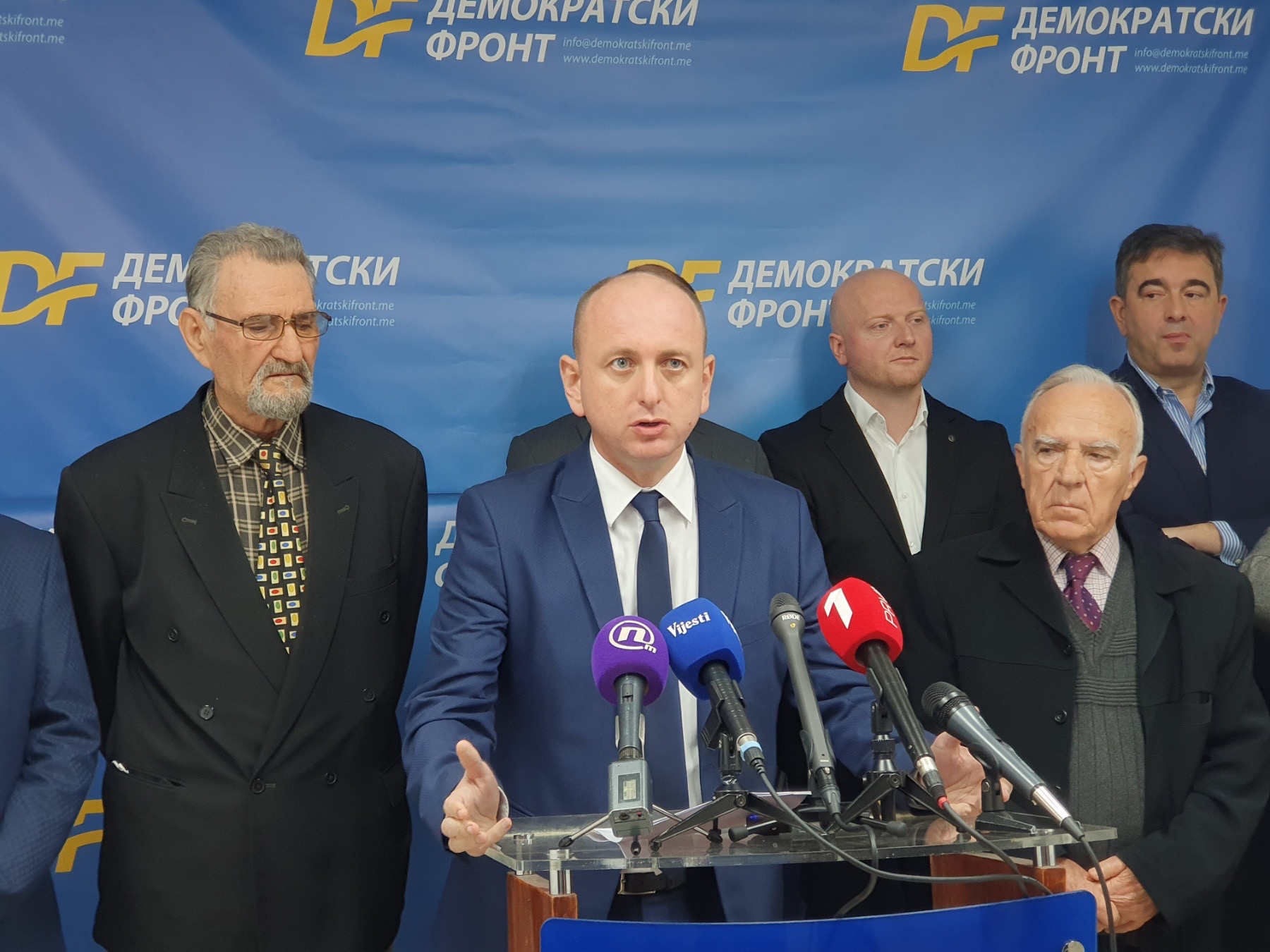 Nastavlja se progon DF-a: Kneževića ponovo privode zbog bilborda patrijarhu i mitropolitu