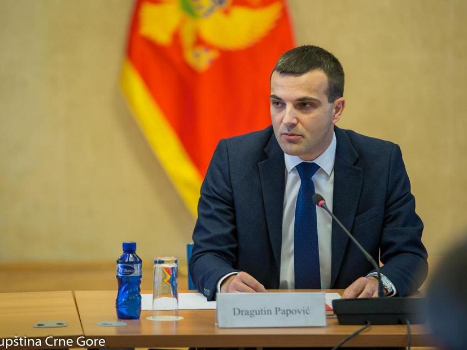 Papović zasmijava javnost: Ne smetaju mu tajkuni koji su opljačkali državu, a smeta mu SPC