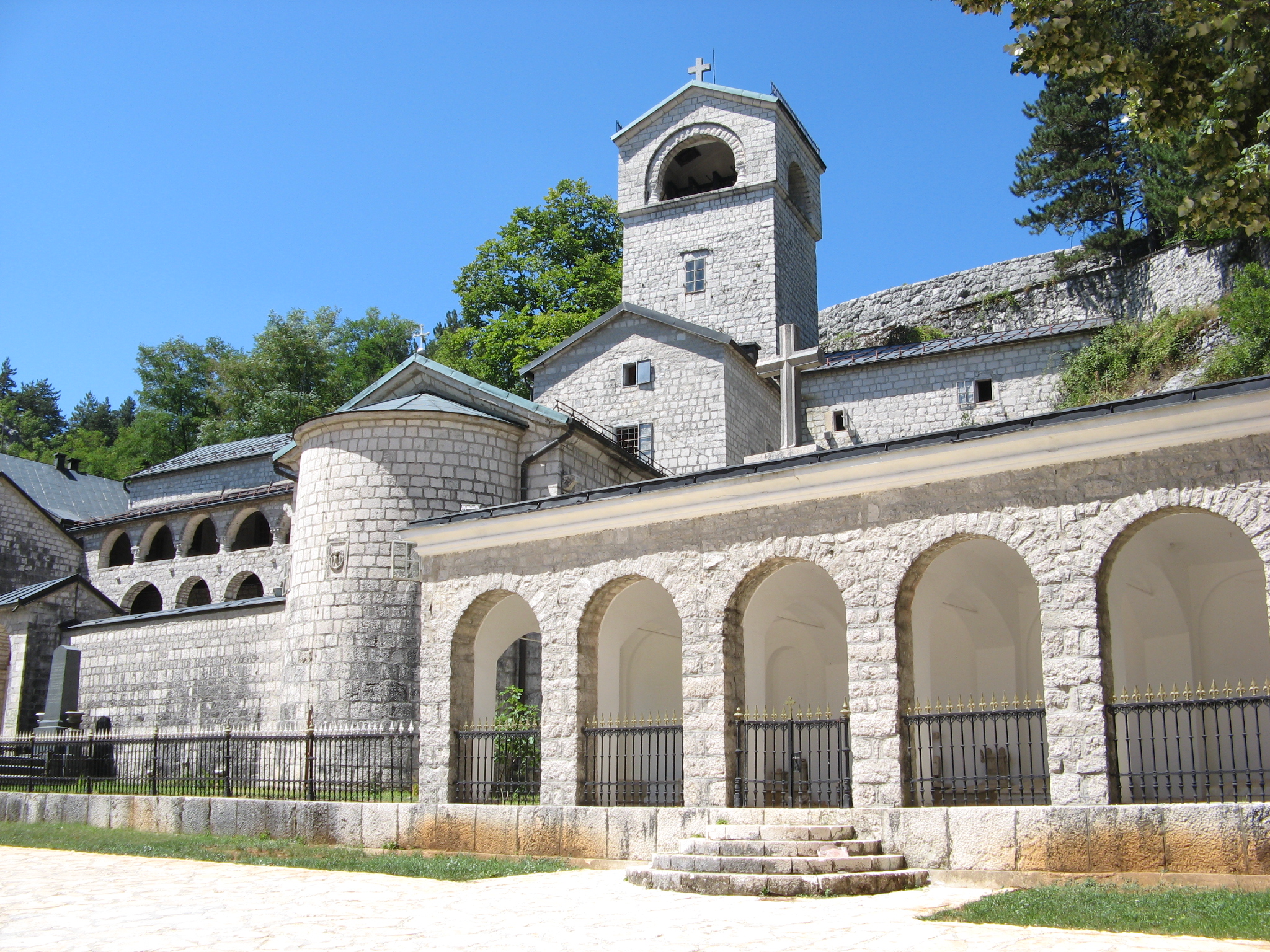 Skandalozne prijetnje: Sveštenike SPC treba iseliti iz Cetinjskog manastira!