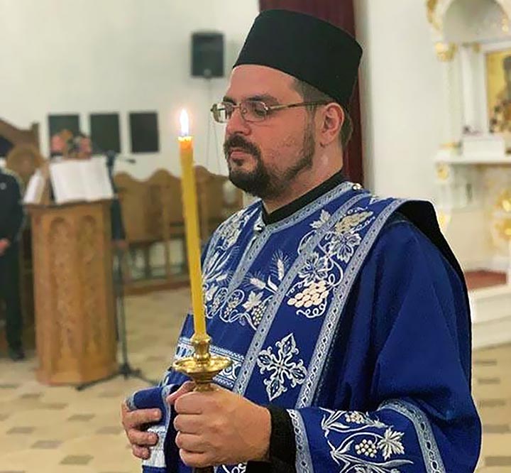 Veljović na cio narod Crne Gore gleda kao na primitivnu masu koja mu je podređena, sebe vidi kao nepravedno svrgnutog žreca religije post-komunističke „etatolatrije“