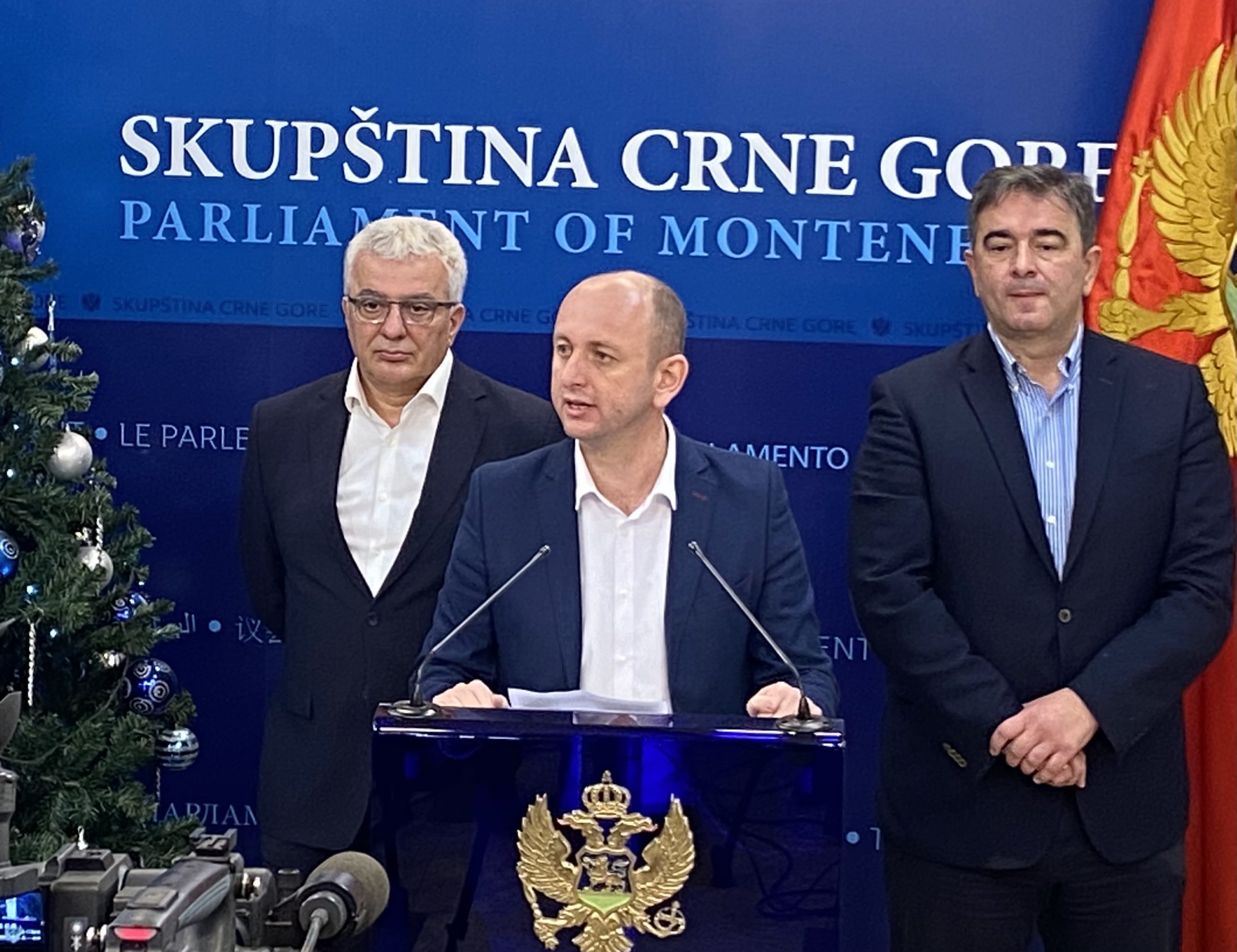 Lideri DF-a otkrili: Dva dana pred izbore 30 automata i preko 16.000 metaka dopremljeno iz kasarne u Nikšiću za ANB i Generalštab! (FOTO)