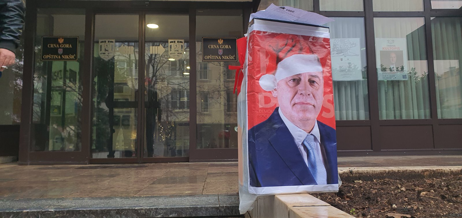 Nikšićka URA uručila poklon Simoviću: Monopol, domine i šah za nezaslužene penzionerske dane