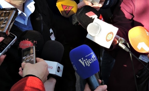 Tragikomika i satira medija u Crnoj Gori: Privatne „Vijesti“ podržavaju javnu vladu, javni „RTCG“ privatizovao DPS!