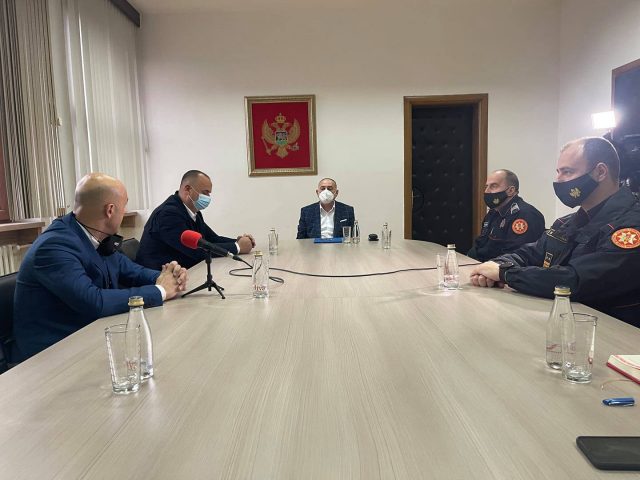 Simović nagradio policajce koji su hapsili vladiku Joanikija