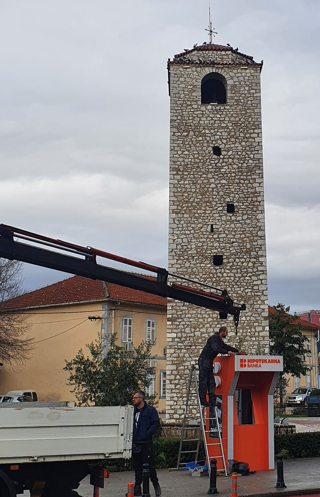 Uklonjen bankomat ispod Sahat kule