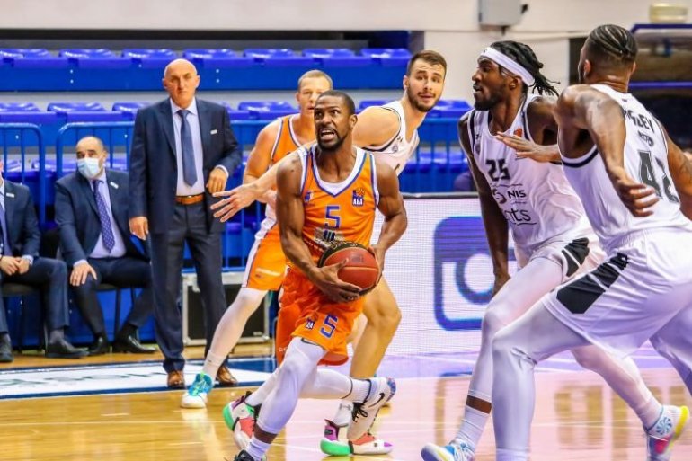 Crno-bijeli u klinču sa Mornarom oko Fenerbahčeovog centra!