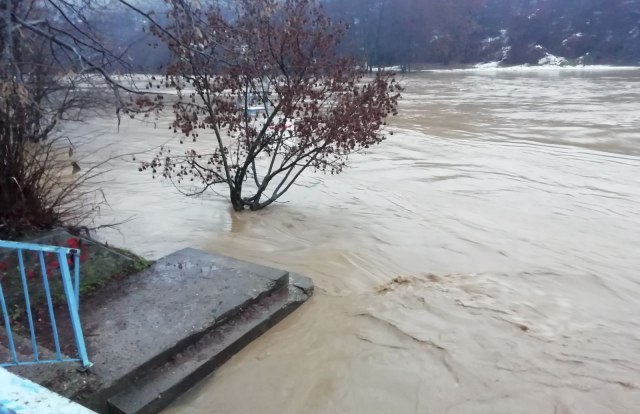 Dijelovi Srbije pod vodom: Vanredno u nekoliko opština, u toku evakuacija