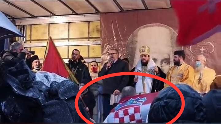 Komedija: Sledbenici raspopa Miraša Dedića slavili Badnji dan sa zastavama Hrvatske i SAD-a! (FOTO)