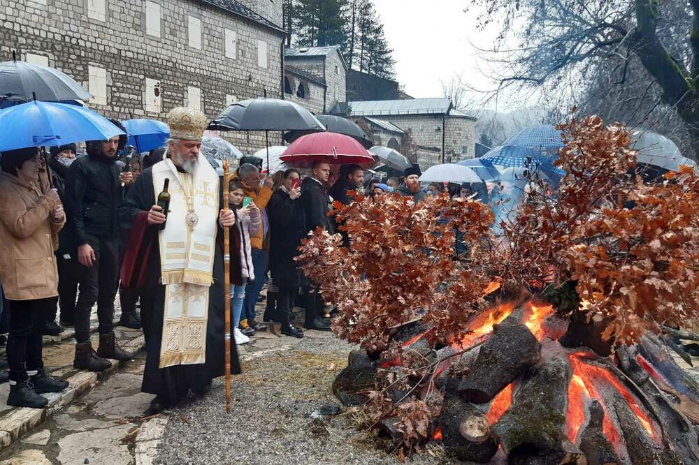 Vjernici nalagali badnjake ispred Cetinjskog manastira
