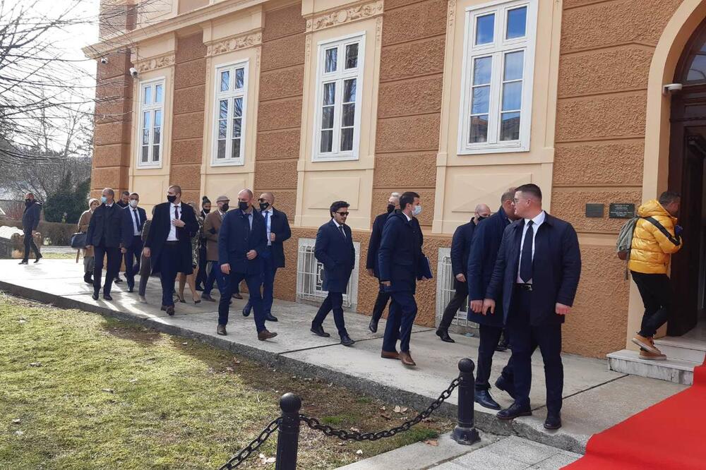 Cetinjani vrijeđali Krivokapića i Abazovića: Izdajice, posrbice, četnici, da ste se vi pitali država ne bi ni postojala (VIDEO)